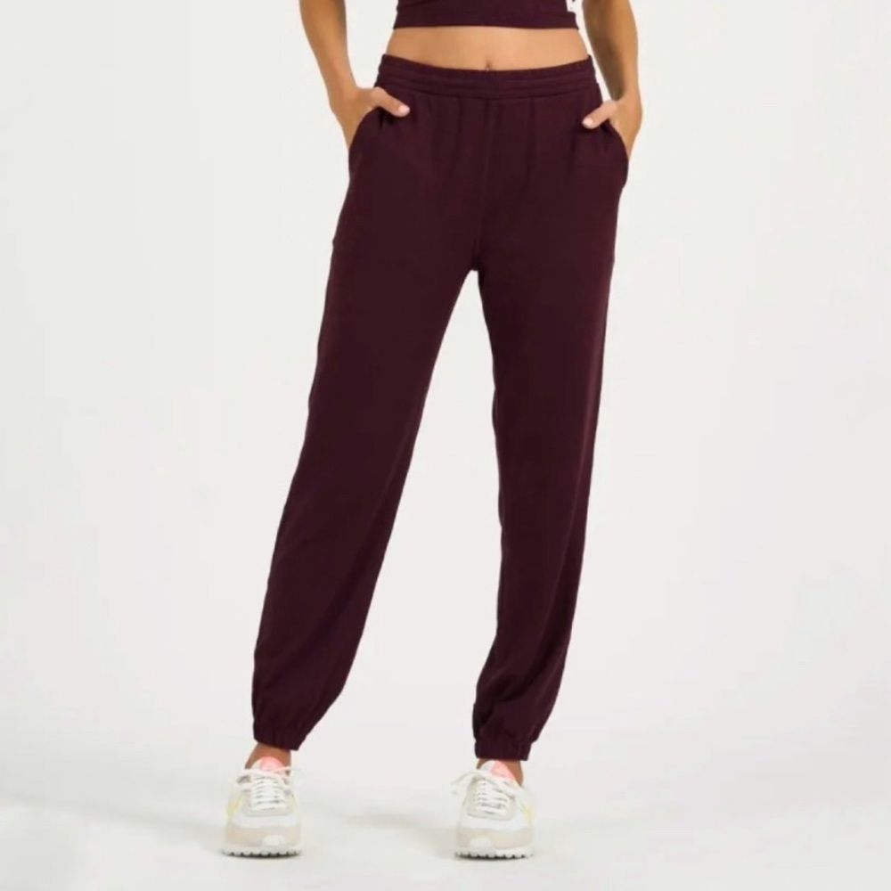 Vuori Boyfriend Jogger DreamKnit Sweatpant Cerise Heather Aubergine Small